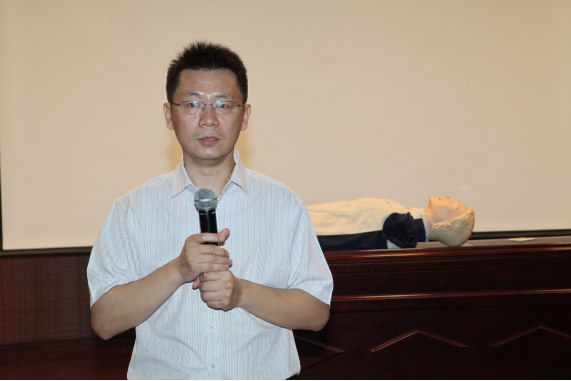图为中国红十字会总会赈济救护部救护处处长郭建阳讲话