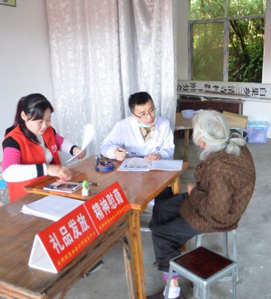 医疗服务并与老人话家常(宁雯 摄)