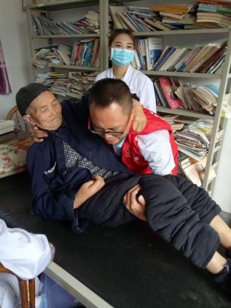 为老人免费体检(宁雯 摄)