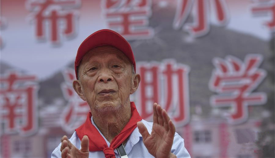 5月19日，周火生老人在第100次老区助学活动仪式上。
